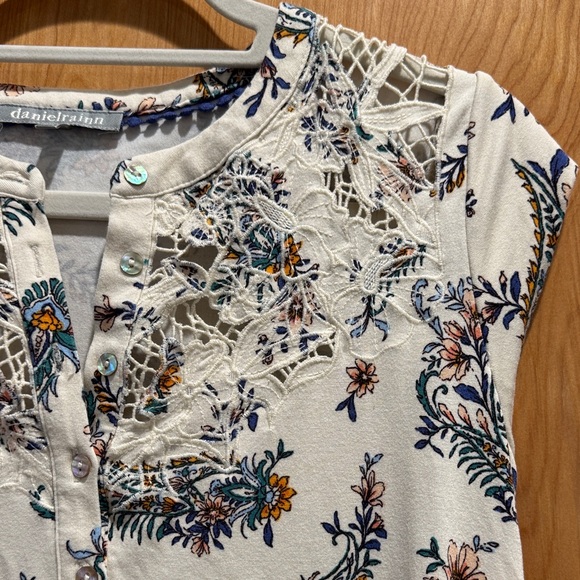 Daniel Rainn Cream Floral Lace Blouse - Picture 3 of 4